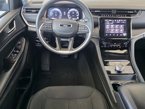 Used 2024 Jeep Grand Cherokee Laredo image 11