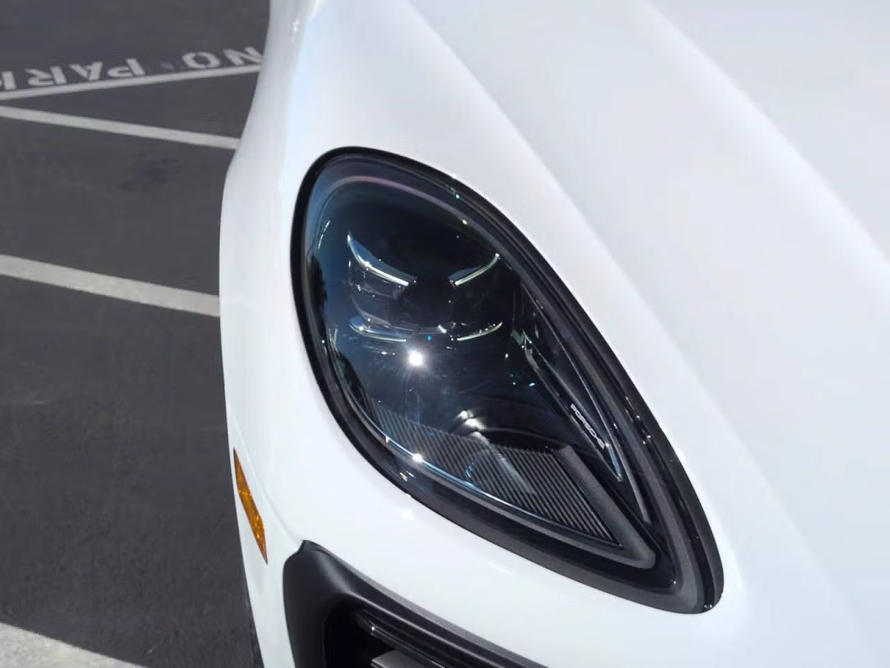 Certified 2026 Porsche Macan AWD/4WD image 9