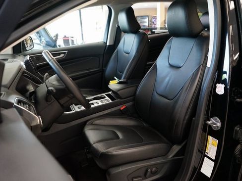 Used 2022 Ford Edge Titanium image 2