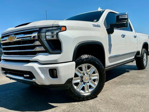Used 2024 Chevrolet Silverado 2500 High Country w/ Technology Package AWD/4WD image 3