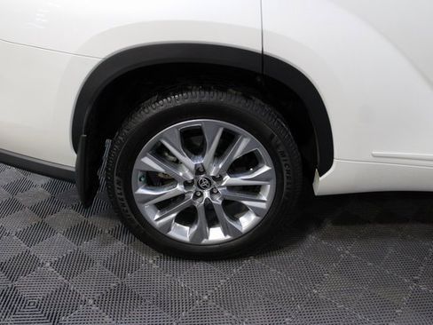 Used 2020 Toyota Highlander Limited image 11