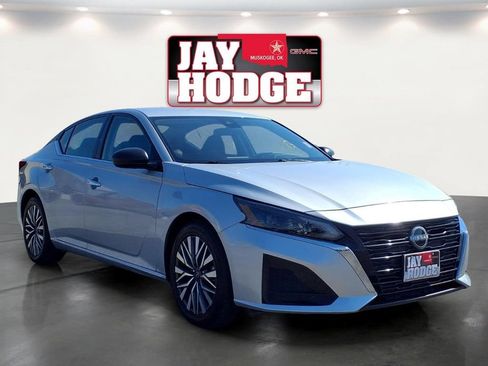 Used 2025 Nissan Altima 2.5 SV FWD image 3