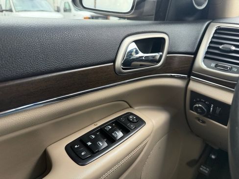 Used 2017 Jeep Grand Cherokee Limited image 22