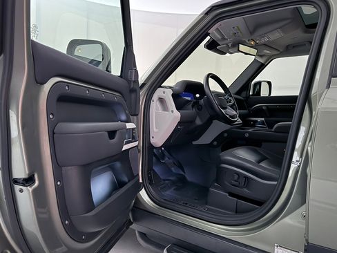 Used 2020 Land Rover Defender 110 First Edition image 16