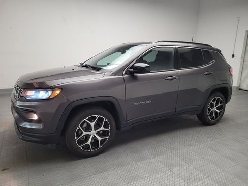 Used 2024 Jeep Compass Latitude image 2