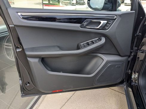 Used 2025 Porsche Macan image 13