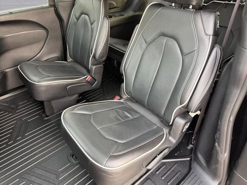 Used 2024 Chrysler Pacifica Limited w/ S Appearance Package image 17