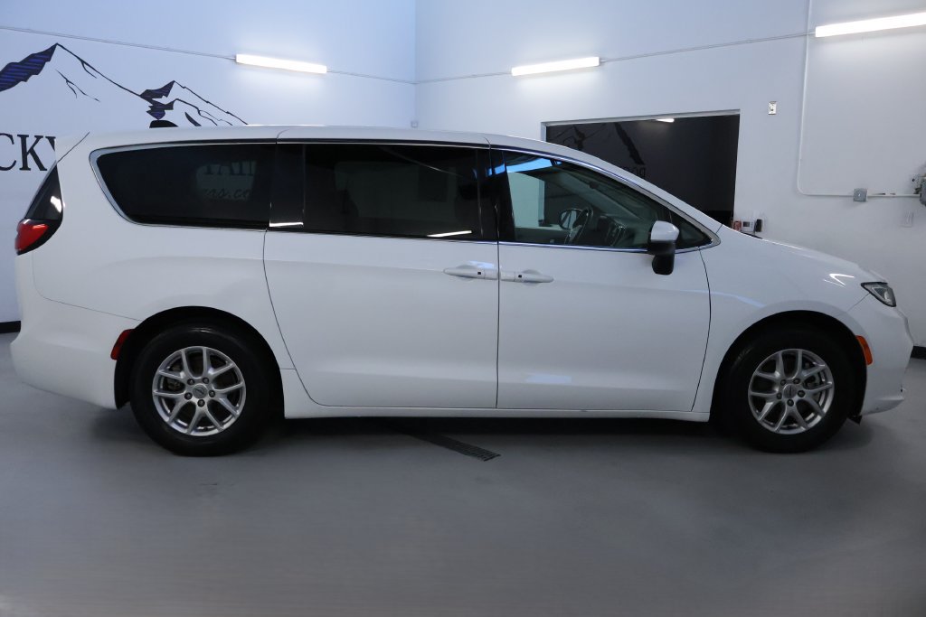 Used 2023 Chrysler Pacifica Touring-L FWD image 8
