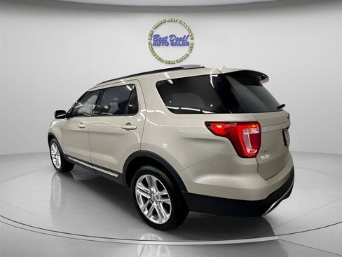 Used 2017 Ford Explorer XLT w/ Equipment Group 202A AWD/4WD image 3