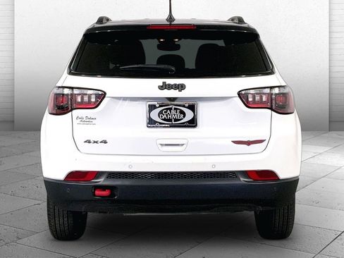 Used 2025 Jeep Compass Trailhawk AWD/4WD image 3