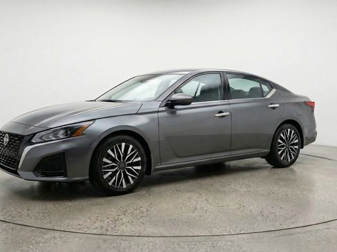 Used 2025 Nissan Altima 2.5 SV image 3