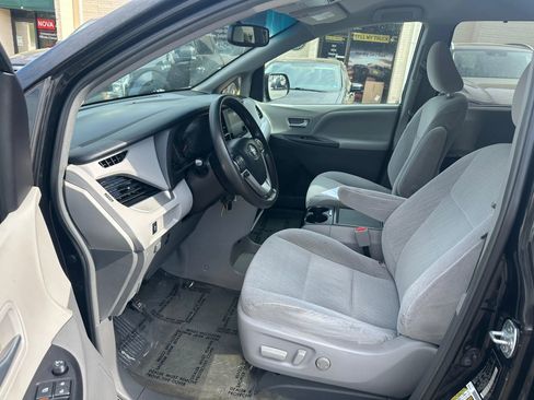 Used 2017 Toyota Sienna LE image 7