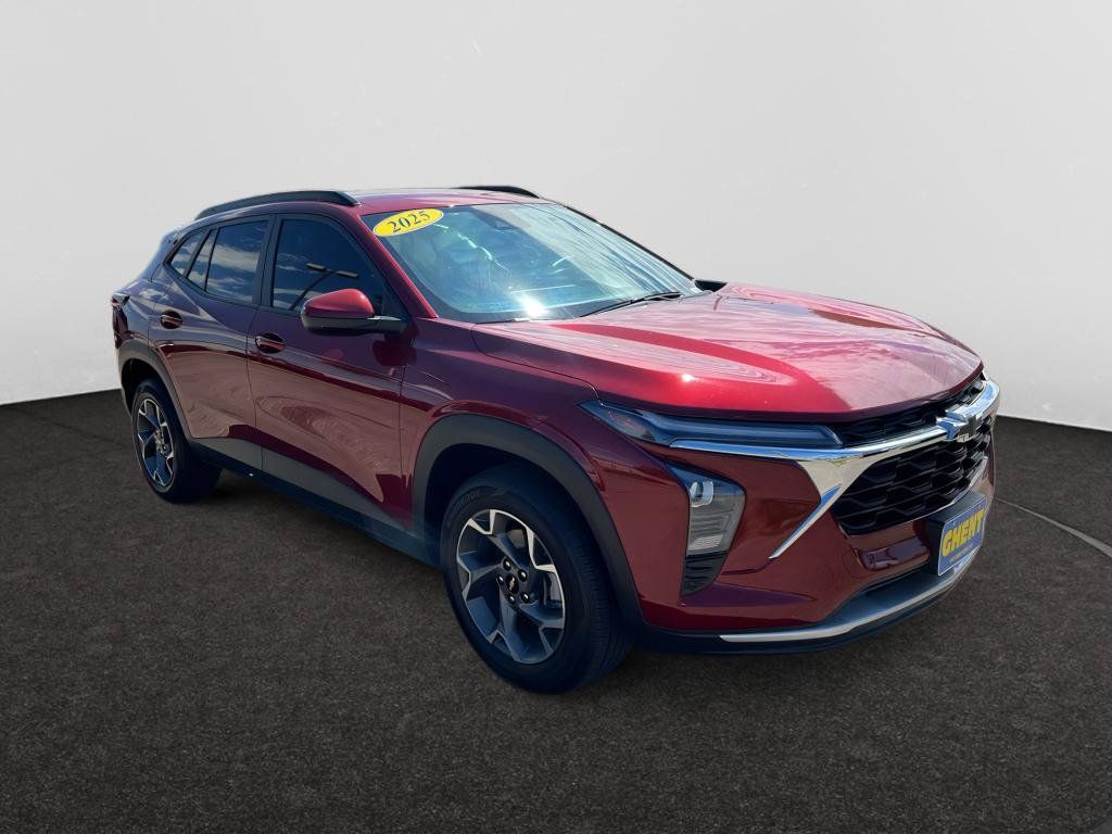 Used 2025 Chevrolet Trax LT w/ Driver Confidence Package FWD image 3