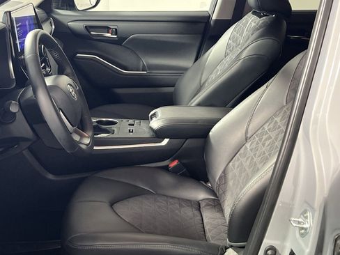 Used 2024 Toyota Highlander XLE image 14