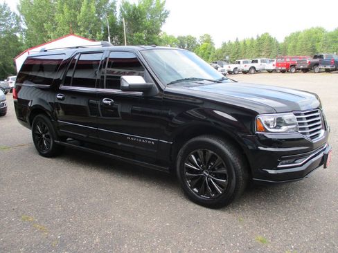 Used 2017 Lincoln Navigator L Select AWD/4WD image 11