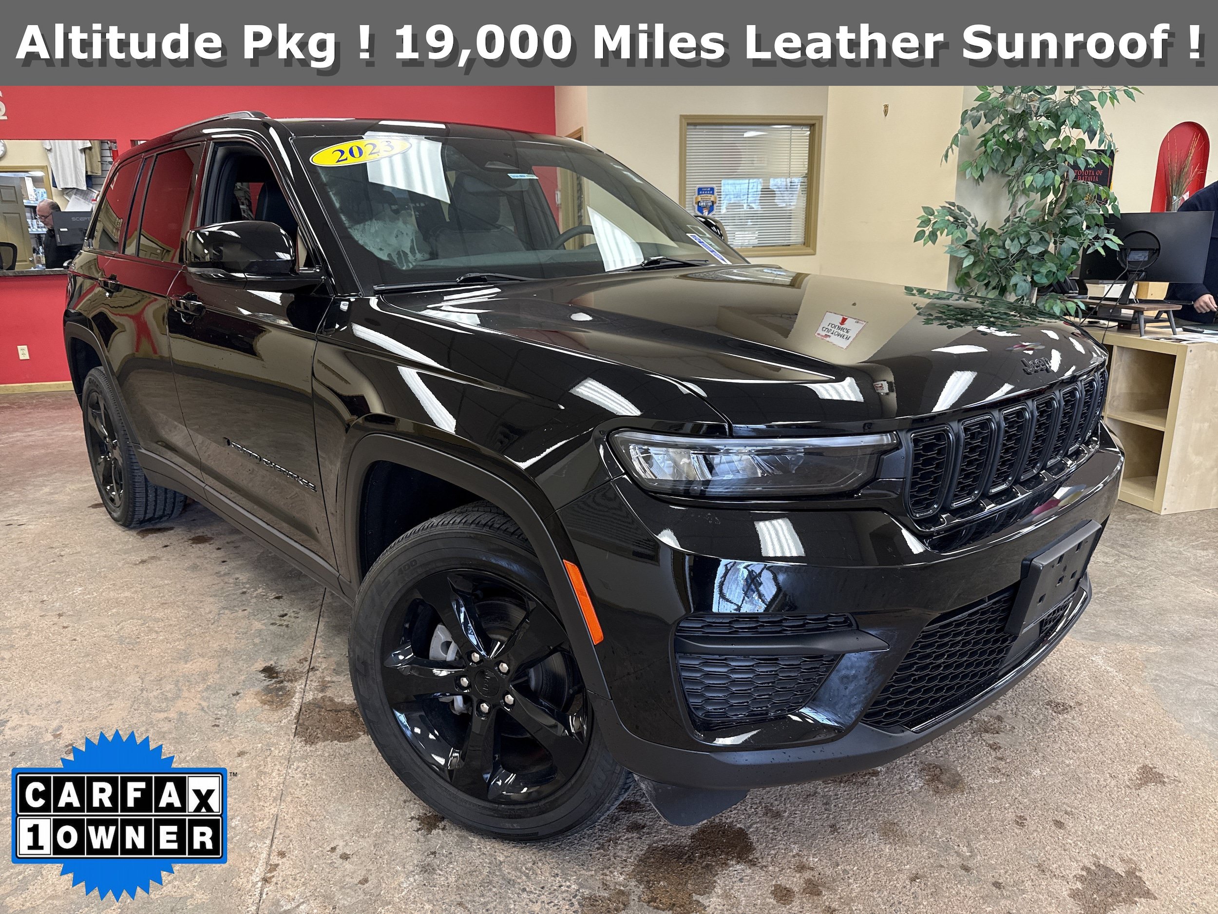 Used 2023 Jeep Grand Cherokee Altitude AWD/4WD image 1