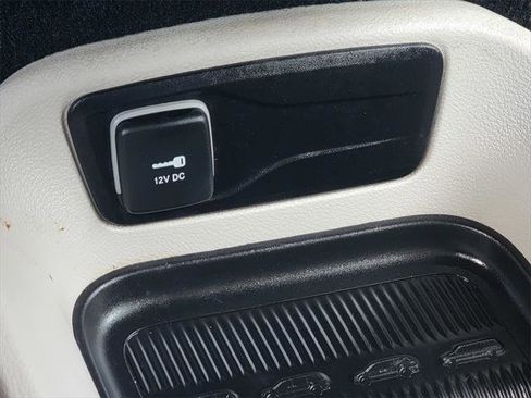 Certified 2023 Chrysler Pacifica Touring-L image 40