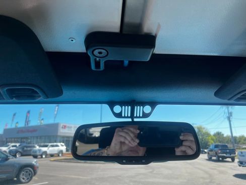 Used 2018 Jeep Wrangler Rubicon w/ Power Convenience Group image 19