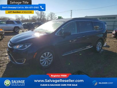 Used 2017 Chrysler Pacifica Touring-L w/ 13 Speaker Alpine Sound Group