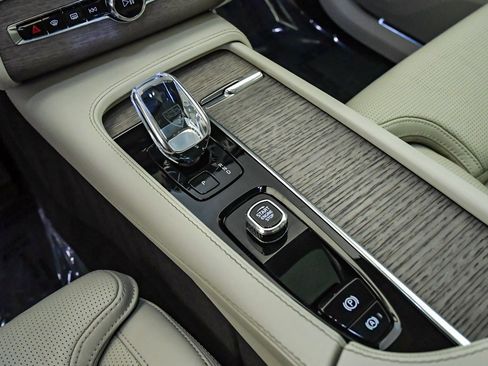 Certified 2023 Volvo XC90 T8 Ultimate image 26