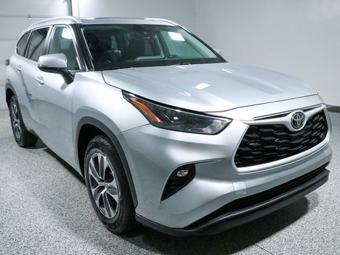 Used 2023 Toyota Highlander XLE FWD image 5