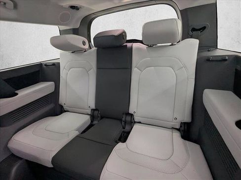 New 2026 Land Rover Defender 130 X-Dynamic SE image 18