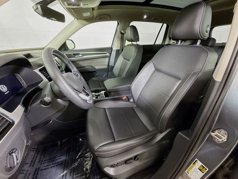 Used 2023 Volkswagen Atlas SE w/ Panoramic Sunroof Package image 5