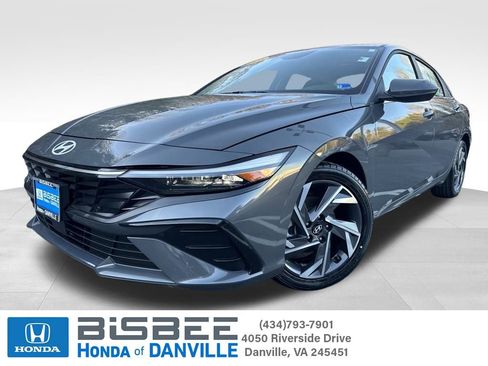 Used 2025 Hyundai Elantra SEL image 1