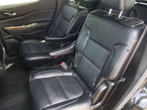 Used 2022 GMC Acadia SLE w/ Driver Convenience Package FWD image 26