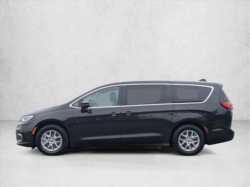 Used 2023 Chrysler Pacifica Touring-L FWD image 9