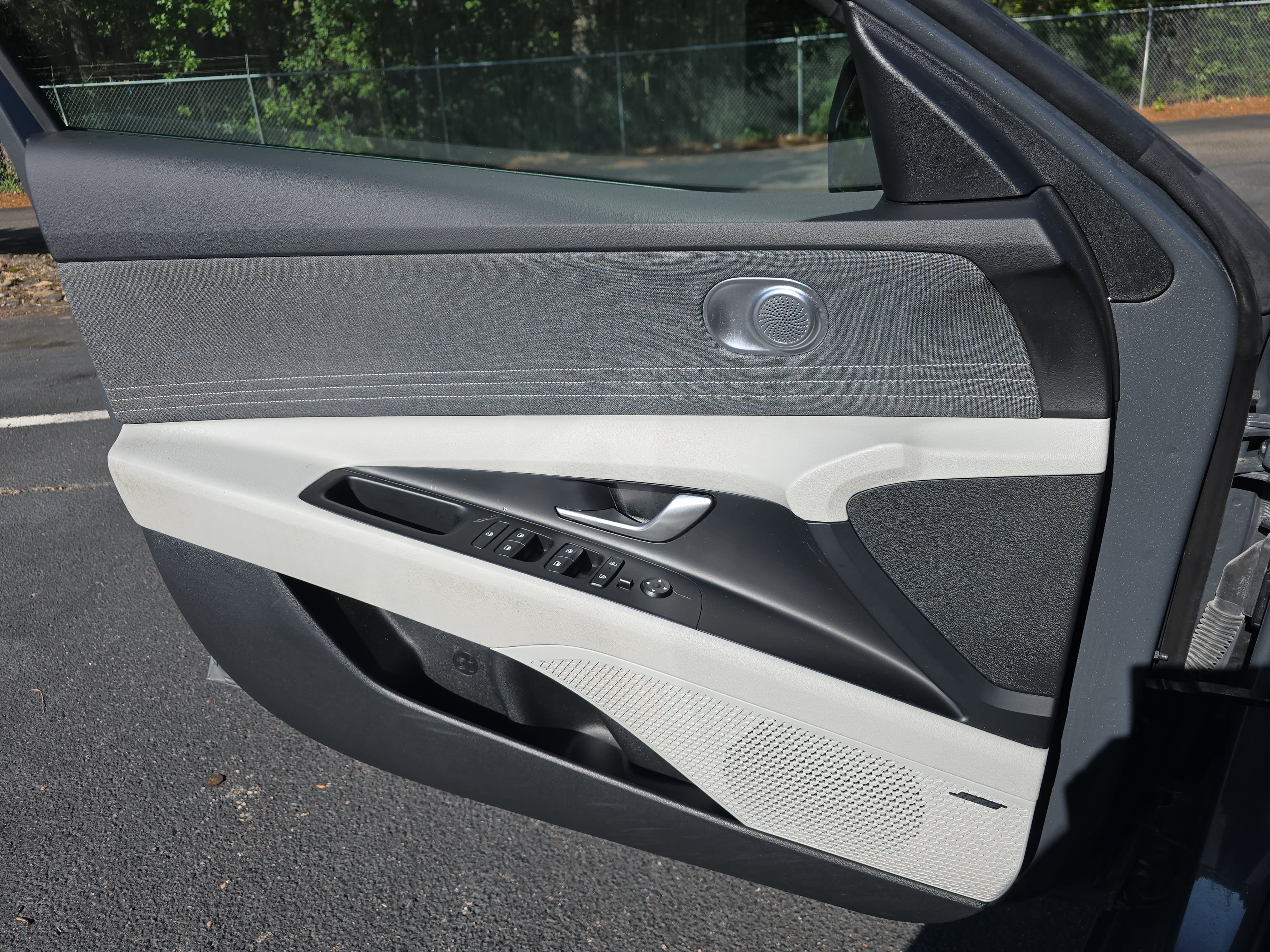 Used 2025 Hyundai Elantra Limited FWD image 26