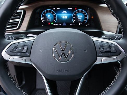 Certified 2025 Volkswagen Atlas SE image 19