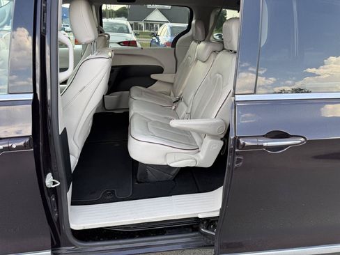 Used 2018 Chrysler Pacifica Limited w/ Advanced Safetytec Group FWD image 9