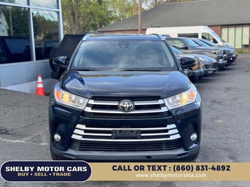 Used 2017 Toyota Highlander XLE AWD/4WD image 2