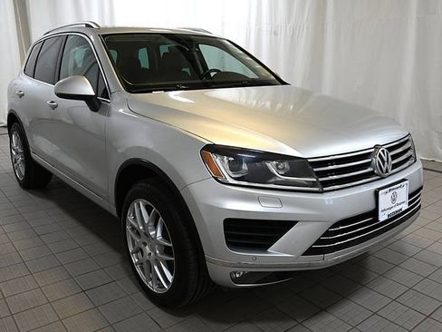 Used 2017 Volkswagen Touareg Sport AWD/4WD image 16