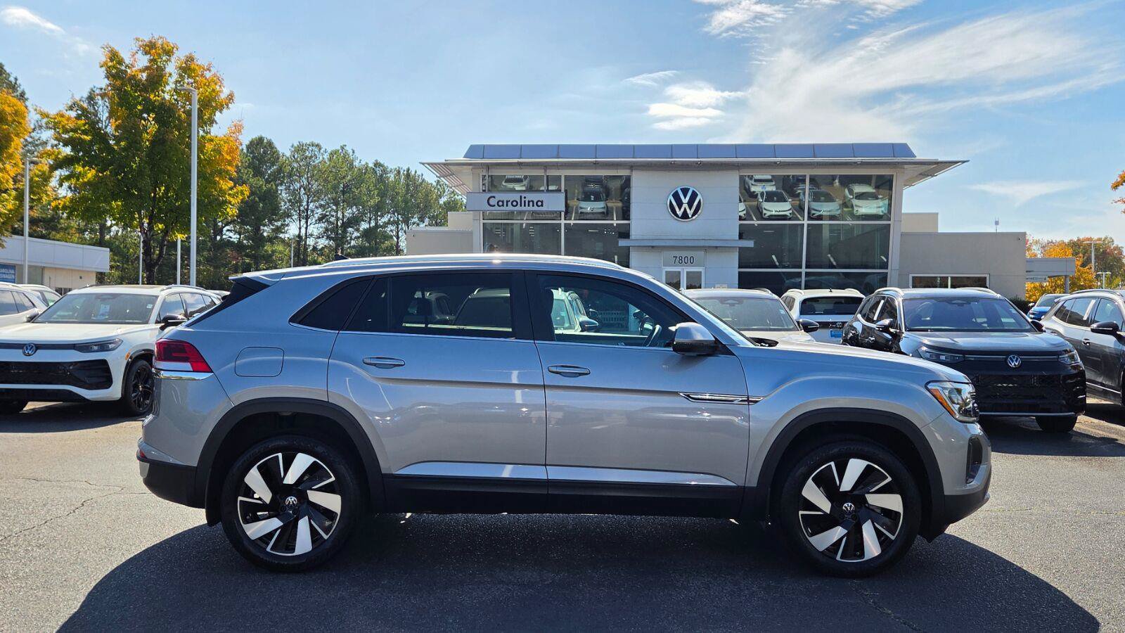 Used 2024 Volkswagen Atlas Cross Sport SE FWD image 6