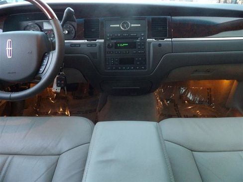 Used 2009 Lincoln Town Car Signature Limited image 17