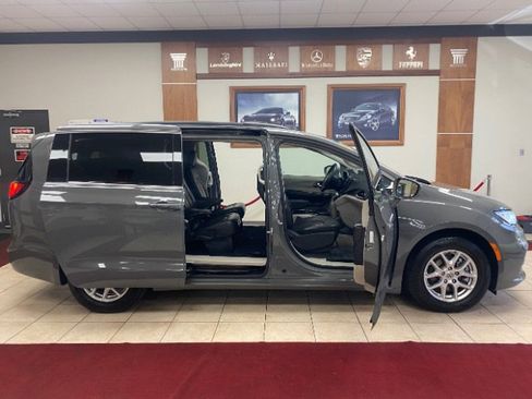 Used 2022 Chrysler Pacifica Touring-L image 9
