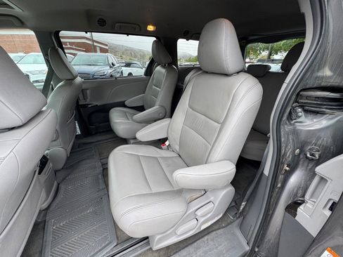 Used 2019 Toyota Sienna XLE image 19