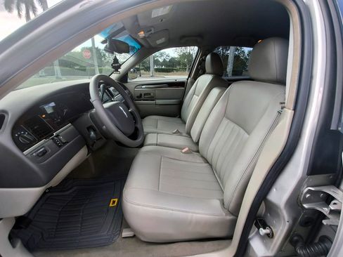 Used 2006 Lincoln Town Car Signature image 5