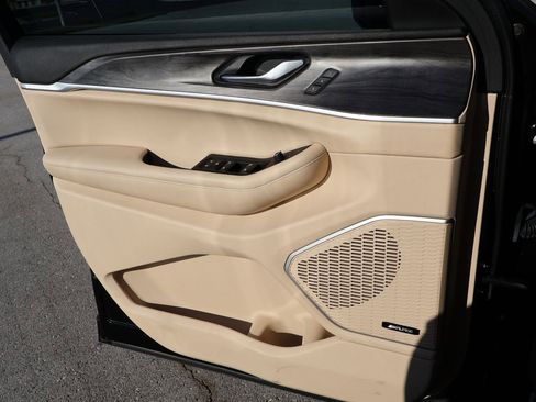 Used 2022 Jeep Grand Cherokee L Limited w/ Luxury Tech Group II image 40