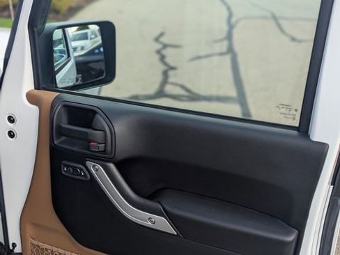 Used 2016 Jeep Wrangler Unlimited Sahara w/ Connectivity Group image 5