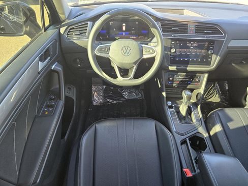 Used 2022 Volkswagen Tiguan SE w/ Panoramic Sunroof Package image 12
