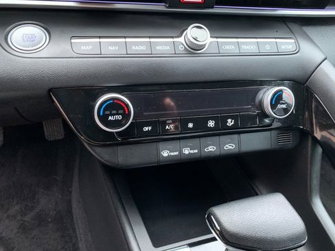 Used 2024 Hyundai Elantra Blue image 28