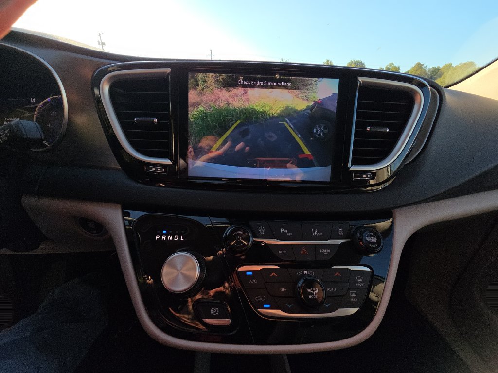 Used 2024 Chrysler Pacifica Touring-L FWD image 11
