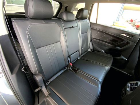 Used 2023 Volkswagen Tiguan SE w/ Panoramic Sunroof Package FWD image 21