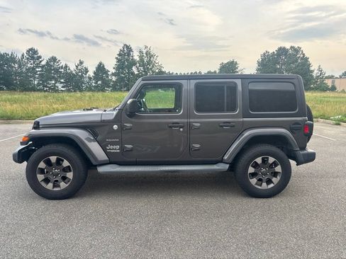 Used 2018 Jeep Wrangler Unlimited Sahara AWD/4WD image 4