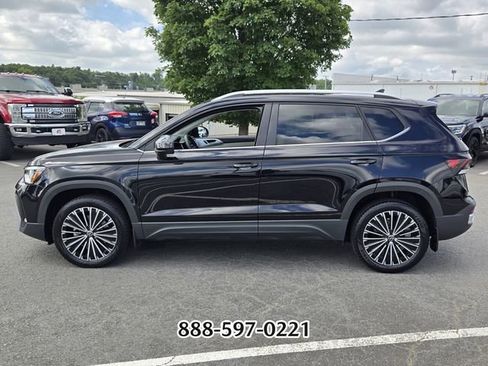 Used 2025 Volkswagen Taos SE FWD image 2