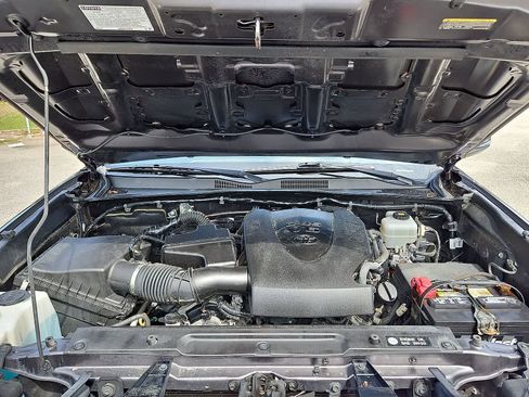 Used 2018 Toyota Tacoma TRD Off-Road AWD/4WD image 34