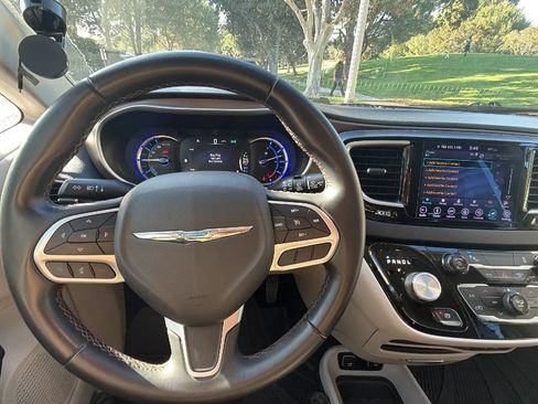 Used 2018 Chrysler Pacifica Touring-L FWD image 10